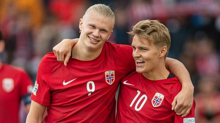 Martin Ödegaard (r.) und Erling Haaland sind die beiden Stars der norwegischen Nationalmannschaft.