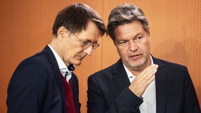 Karl Lauterbach und Robert Habeck haben den Ausrüster-Wechsel des DFB  scharf kritisiert.