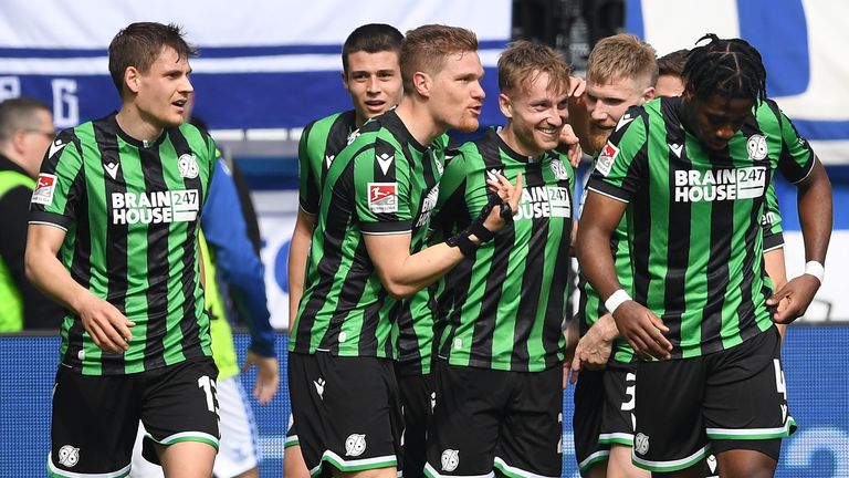 Hannover 96 bleibt nach dem Sieg in Magdeburg im Aufstiegsrennen der 2. Bundesliga. 