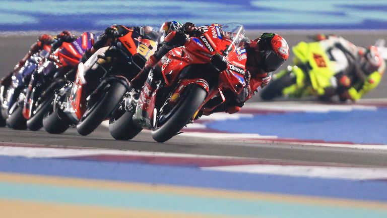 Weltmeister Francesco Bagnaia (vorne) gewinnt MotoGP-Auftakt in Katar.