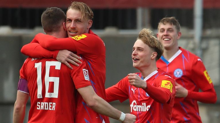 Die Kieler Spieler feiern den 2:0-Torschützen Philipp Sander (l.).