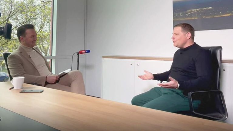 Bayern-Sportvorstand Max Eberl (r.) im Gespräch mit Sky Reporter Florian Plettenberg.