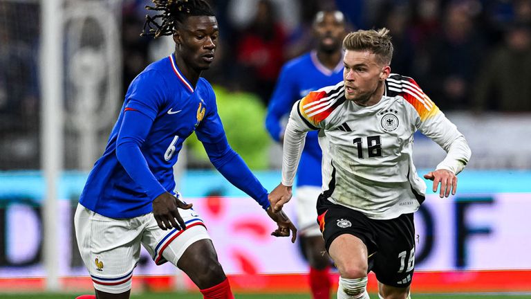 Maximilian Mittelstädt (r.) feiert sein A-Nationalmannschaftsdebüt gegen Frankreich. 