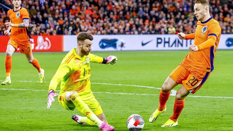 Niederlande besiegt Schottland vor dem Duell gegen Deutschland mit 4:0.