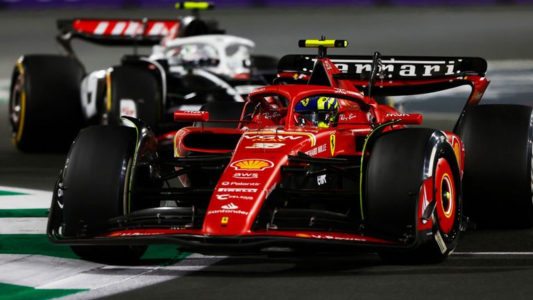Oliver Bearman steuert seinen Ferrari bei seinem F1-Debüt auf Platz sieben. 