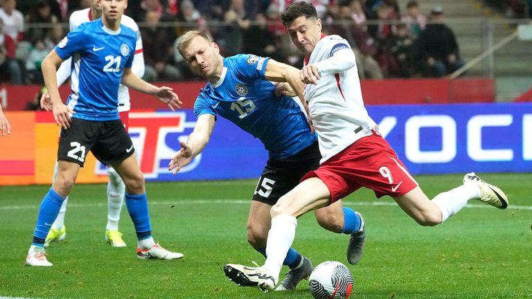 Robert Lewandowski (r.) und Polen stehen im Playoff-Finale um ein EM-Ticket.