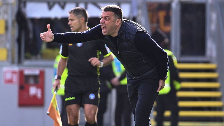 Lecce-Coach Roberto D'Aversa ist komplett ausgerastet.