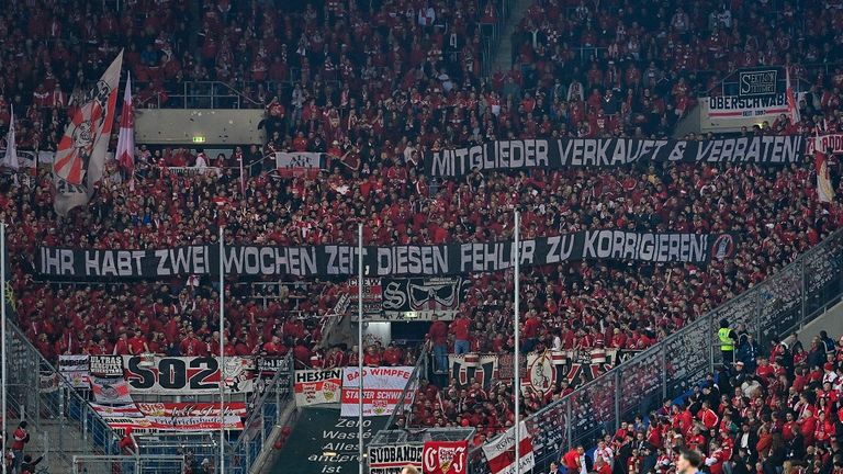"Mitglieder verkauft & verraten - ihr habt zwei Wochen Zeit, diesen Fehler zu korrigieren", steht auf einem Banner der VfB-Fans.