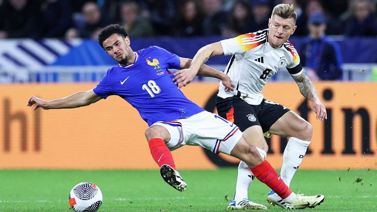 Deutschlands Toni Kroos (r.) im Spiel gegen Frankreich.