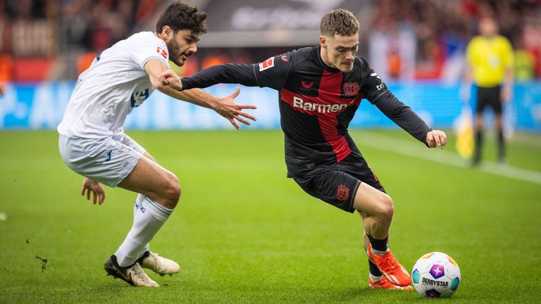 Hoffenheims Ozan Kabak (l.) im Zweikampf gegen Leverkusens Florian Wirtz.