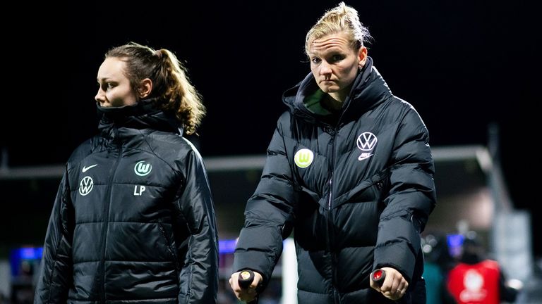 Wolfsburgs Alexandra Popp (r.) war nach dem Spiel gegen Hoffenheim auf Krücken unterwegs.