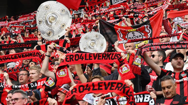 Die Fans von Bayer 04 Leverkusen machen die BayArena zu einem Tollhaus.