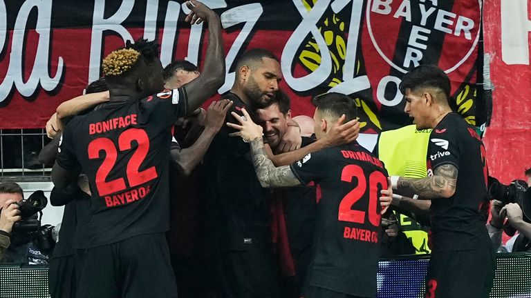 Bayer Leverkusen hat dank zwei später Treffer von Jonas Hofmann und Victor Boniface beste Chancen auf das Halbfinale in der Europa League. 