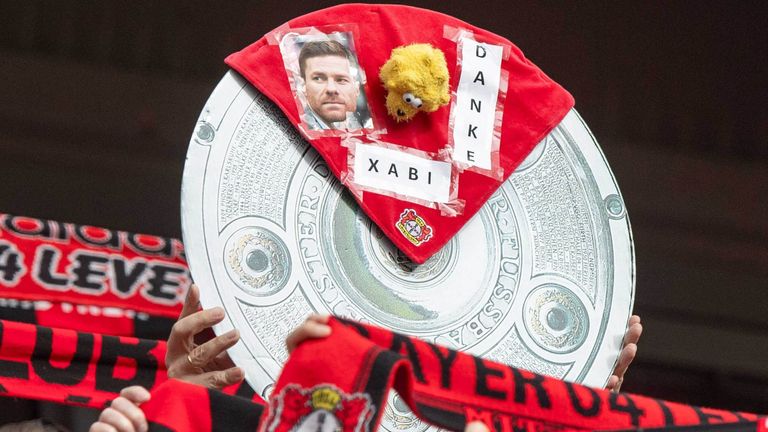 So feiert Bayer Leverkusen die erste Meisterschaft.