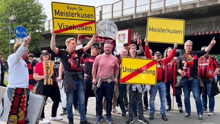 So feiert Bayer Leverkusen die erste Meisterschaft (vor dem Spiel).