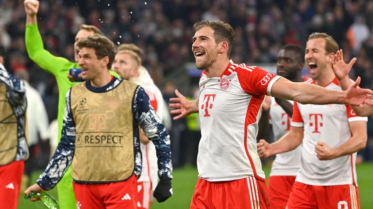 Leon Goretzka (M.) und der FC Bayern feiern den Einzug ins Champions-League-Halbfinale.