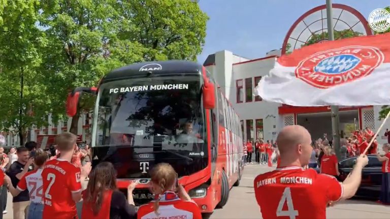 Die Mitarbeiter der Bayern verabschieden ihre Mannschaft. (Quelle: X/@FCBayern)