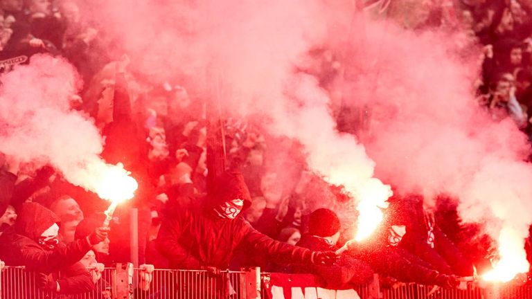 Beim Derby-Hinspiel  randalierten Braunschweiger Fans und zündeten Pyrotechnik.