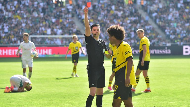 BVB-Star Karim Adeyemi (vorne) sieht im Spiel bei Gladbach die Rote Karte von Schiedsrichter Florian Badstübner.