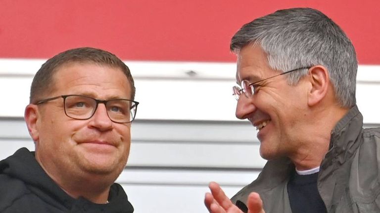 Die Bayern-Bosse Max Eberl (l.) und Herbert Hainer haben Leverkusen zur Meisterschaft gratuliert.