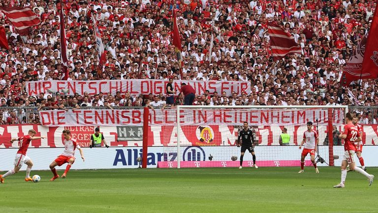 Die Bayern-Fans haben sich beim Spiel gegen Köln über Aussagen von Uli Hoeneß lustig gemacht.