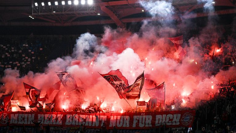 Die Fans des FC Bayern zünden Pyrotechnik im Achtelfinal-Hinspiel der Champions League bei Lazio.