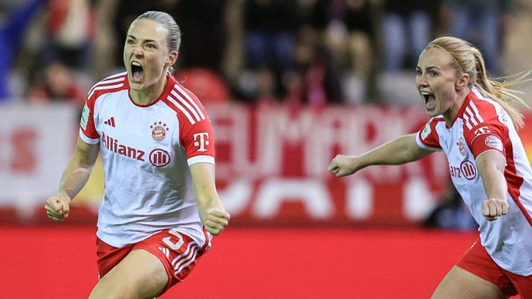 Bayerns Magdalena Eriksson (l.) bejubelt ihr Tor mit Teamkollegin Glodis Perla Viggosdottir.