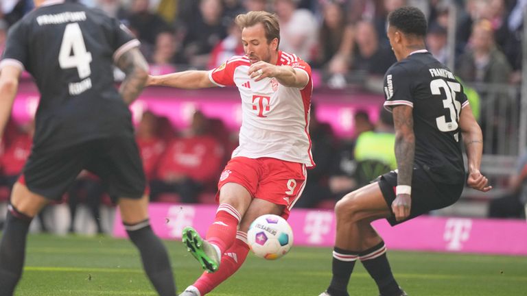 Bayern-Torjäger Harry Kane (m.) im Spiel gegen Eintracht Frankfurt.