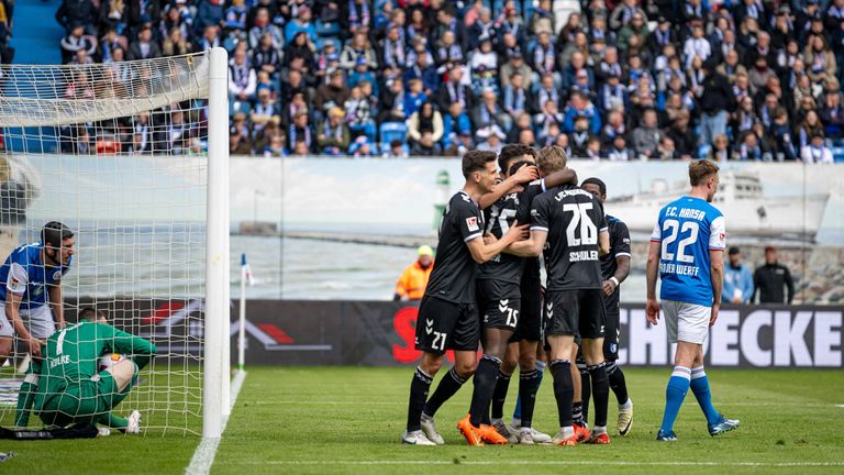 Magdeburg jubelt, Hansa resigniert: Die Mannschaft feiert den Torschützen zum 0:2, Baris Atik.