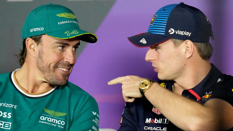 Fernando Alonso (l.) und Max Verstappen werden als mögliche Hamilton-Nachfolger bei Mercedes gehandelt.