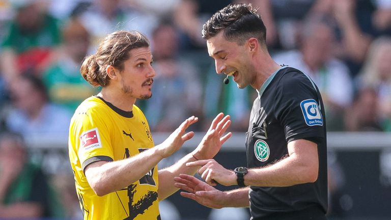 Schiedsrichter Florian Badstübner (r.) erklärt BVB-Star Marcel Sabitzer die Situation um den zurückgenommenen Elfmeter.
