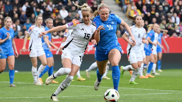 Giulia Gwinn (l.) und die deutsche Frauen-Nationalmannschaft dürfen auf eine Heim-WM 2027 hoffen.