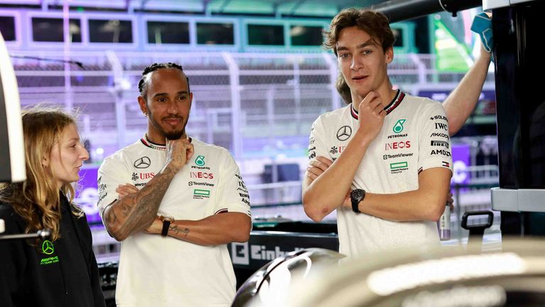 Lewis Hamilton und George Russell können sich Sebastian Vettel im Mercedes vorstellen.