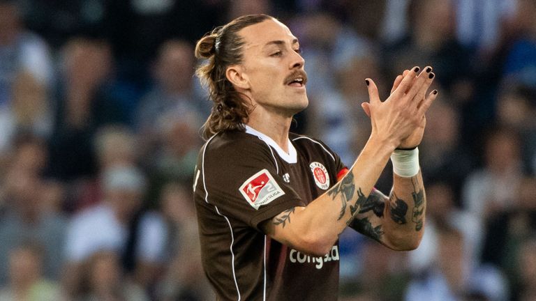 Jackson Irvine führt mit dem FC St. Pauli die Tabelle der 2. Bundesliga an. 