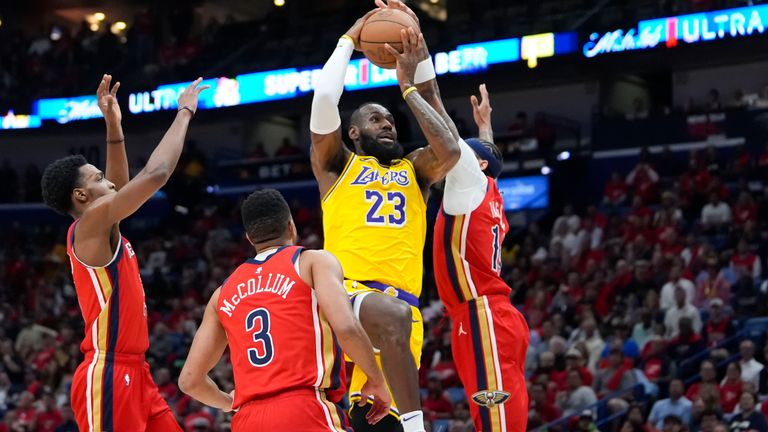LeBron James zieht mit den Lakers nach einem Sieg bei den Pelicans in die Playoffs ein. 