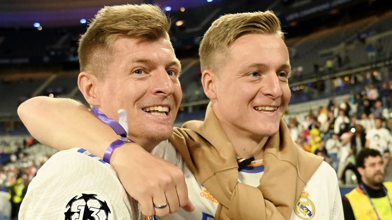 Toni Kroos (l.) mit seinem Bruder Felix nach dem Champions-League-Gewinn von Real Madrid in 2022.