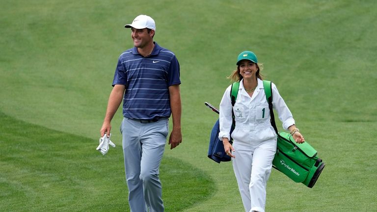 Scottie Scheffler mit seiner Frau Meredith Scudder - hier während des Par-3-Wettbewerbs beim Masters-Golfturnier im Augusta National Golf Club im Jahr 2023. 