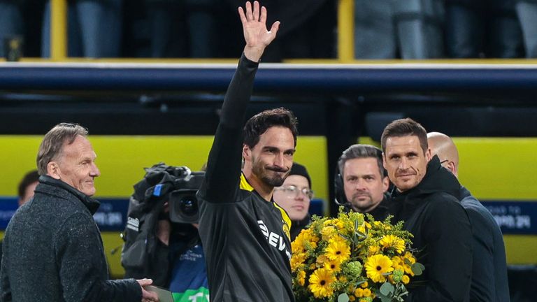 Mats Hummels (M.), bekam von BVB-Chef Watzke und Sportdirektor Kehl vor dem Spiel gegen Atletico einen Blumenstrauß für 500. Pflichtspiele für Borussia Dortmund überreicht.