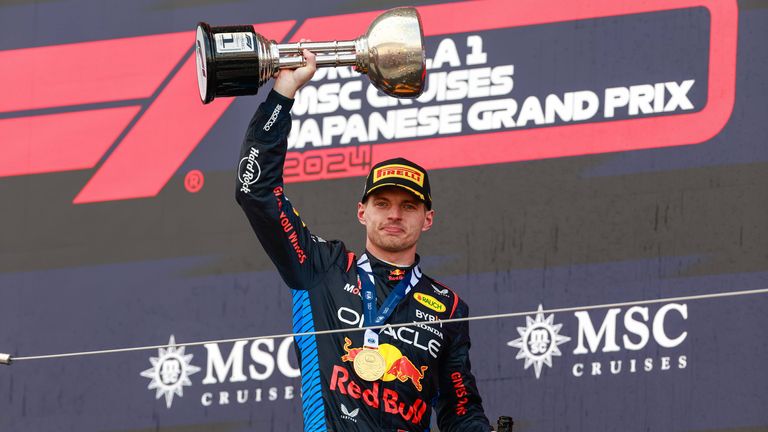 Auf dem Siegerpodest in Japan: Max Verstappen hat Gründe, um glücklich zu sein