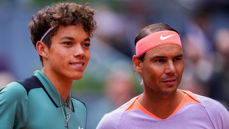 Rafael Nadal (r.) mit seinem Gegner Darwin Blanch.
