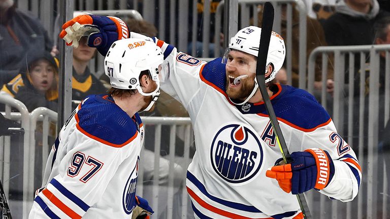 Leon Draisaitl (r.) hat sich mit seinen Edmonton Oilers für die Playoffs der NHL qualifiziert.