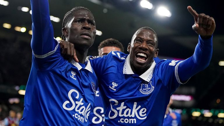 Amadou Onana (l.) könnte den FC Everton im Sommer verlassen.