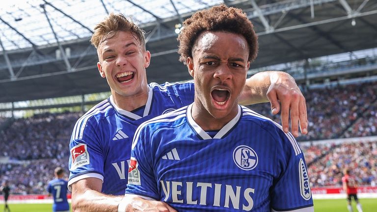 Assan Ouedraogo (r.) vom FC Schalke 04 ist heiß begehrt.