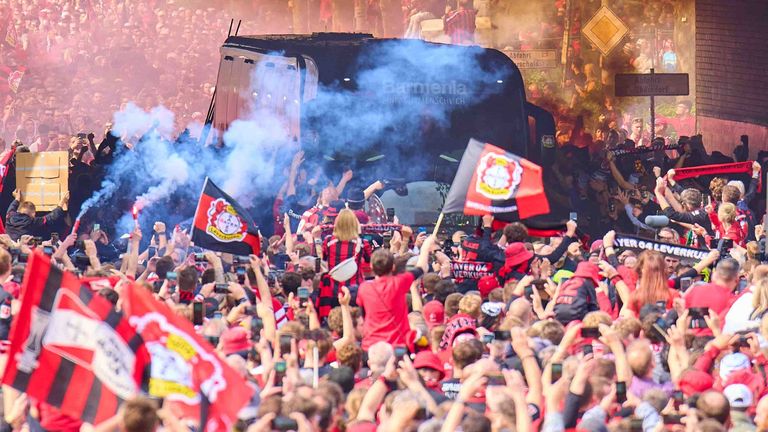 Die Fans von Bayer Leverkusen feiern die erste Meisterschale der Vereinsgeschichte.