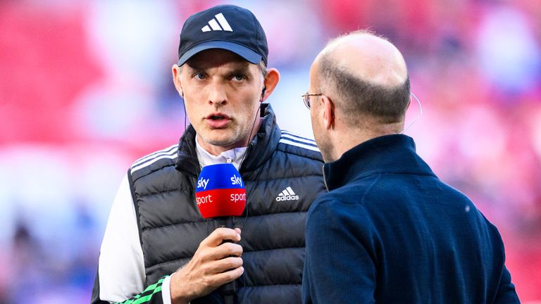 Bayern-Trainer Thomas Tuchel (l.) hat im Interview mit Sky Reporter Patrick Wasserziehr deutliche Worte für die Kritik von Uli Hoeneß.