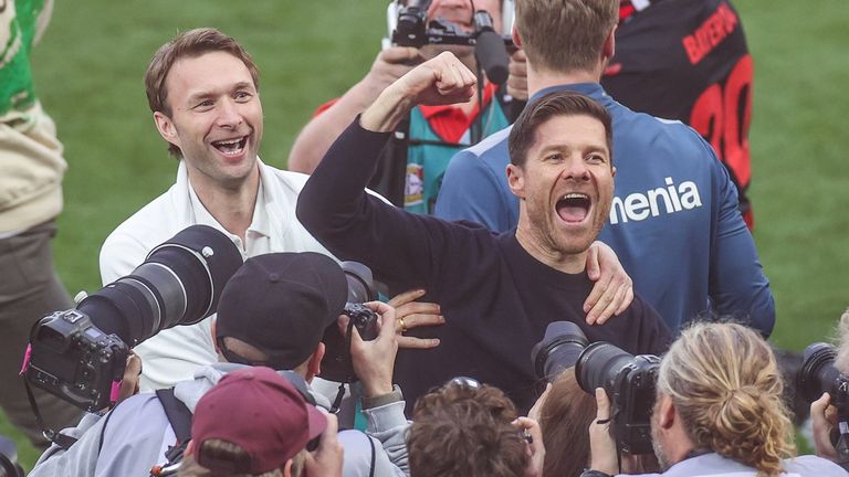 Simon Rolfes und Xabi Alonso sind die Architekten des Leverkusener Erfolgs und dürfen ihre erste Meisterschaft in verantwortlichen Positionen feiern.