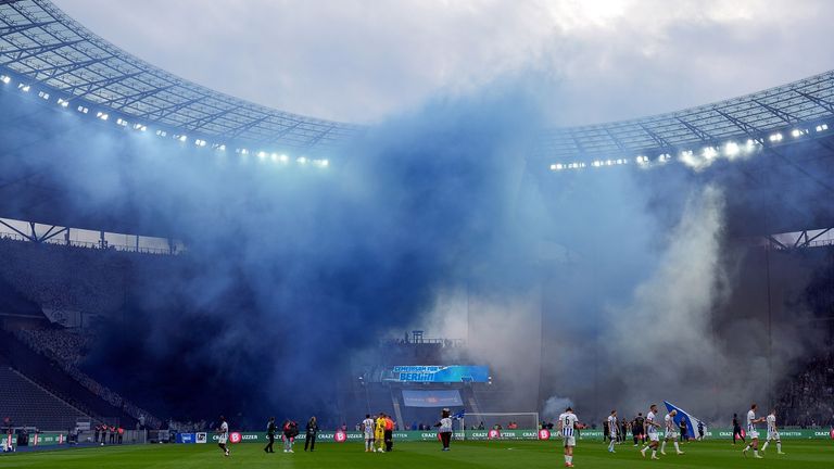 Die Rostock-Fans hüllten das Berliner Olympiastadion in blau-weißen Nebel.