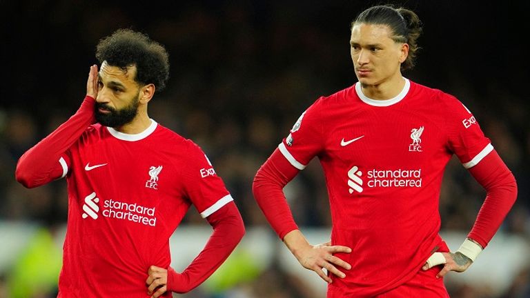 Liverpools Mohamed Salah(l.) und Darwin Nunez sind enttäuscht.