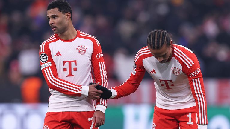 Serge Gnabry (l.) und Leroy Sane sind zurück im Mannschaftstraining des FC Bayern.