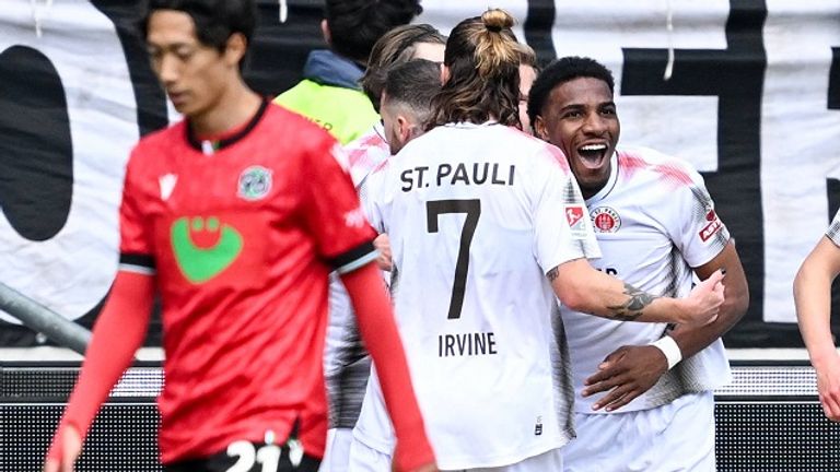 Die Spieler des FC St. Pauli freuen sich über das Tor von Oladapo Afolayan (2. v. r.).